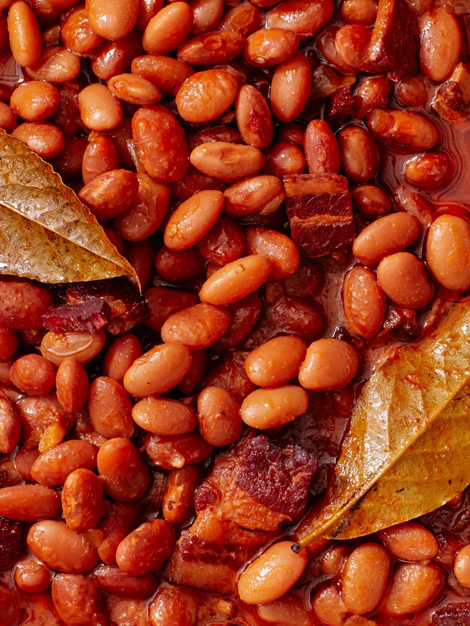 Baked bean and 2 bay leaves in a dutch oven